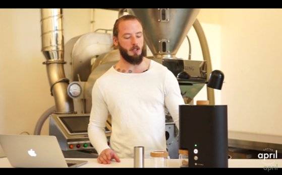 2019 월드 브루어스컵 챔피언에서 2위를 한 패트릭 롤프. 그도 이카와를 사용한 원두로 서브했다. [사진 커피 앤 애이프릴 유튜브 캡처]