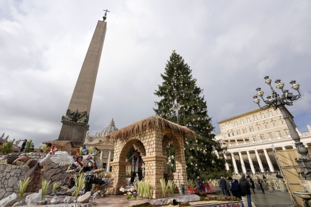 바티칸의 성베드로 광장에서 지난 9일(현지시간) 구유 장식과 크리스마스 트리가 언론에 사전 공개되고 있다. 구유 장식은 남미 페루의 우안카벨리카 지역에서 제작해 공수된 것이다.      AP연합뉴스