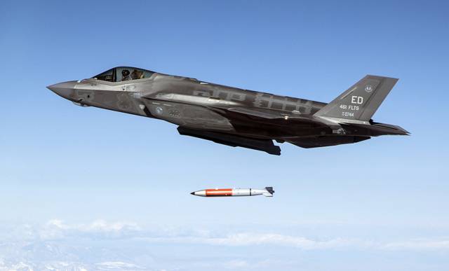 미 공군 제412시험비행단 소속 461시험비행대대가 2019년 11월 25일 F-35A 전투기에 탑재된 'B61-12 핵폭탄' 투하 시험을 실시하고 있다. /사진제공=미국 국방부