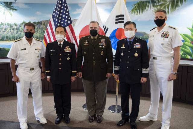 한미일 합참의장들이 지난 4월 29일(현지시간) 미국 하와이에서 3국 합참의장회의(Tri0-CHOD)를 열고 있다. 왼쪽부터 존 아퀼리노 신임 미국 인도태평양사령관과 야마자키 코지 일본 통합막료장, 마크 밀리 미국 합참의장, 원인철 한국 합참의장, 사령관직을 이임하는 케빈 슈나이더 전임 인도태평양사령관. /사진제공=합참