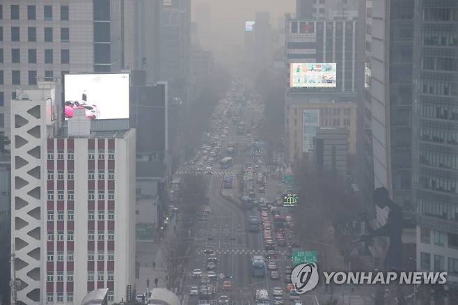 수도권 미세먼지 비상저감조치 수도권에 초미세먼지 위기경보와 고농도 미세먼지 비상저감조치가 시행된 지난 16일 오전 서울 세종대로 인근이 뿌옇게 보인다. [연합뉴스 자료사진]