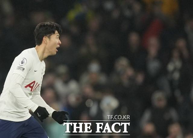 '돌아온' 토트넘 공격수 손흥민이 20일 리버풀과 EPL 18라운드 홈경기에서 2-2 동점골을 터뜨린 뒤 골 세리머니를 펼치고 있다. 손흥민은 토트넘 통산 300경기에서 115호골을 터뜨리며 자축했다./런던=AP. 뉴시스