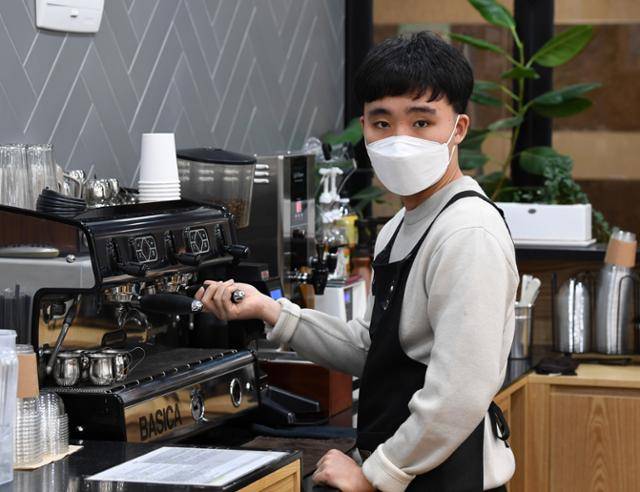 14일 경기 여주교육지원청 청사 내 카페에서 유지훈(22)씨가 커피를 내리고 있다. 여주=홍인기 기자