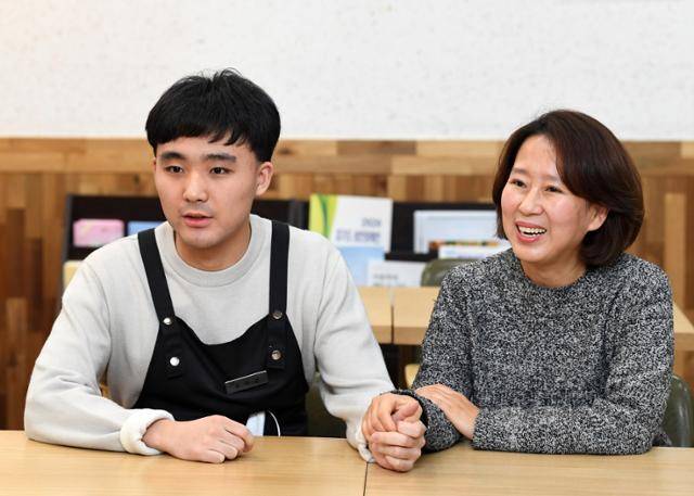 여주교육지원청 청사 내 카페에서 유씨와 어머니 고은숙(52)씨가 손을 맞잡고 인터뷰를 하고 있다. 여주=홍인기 기자