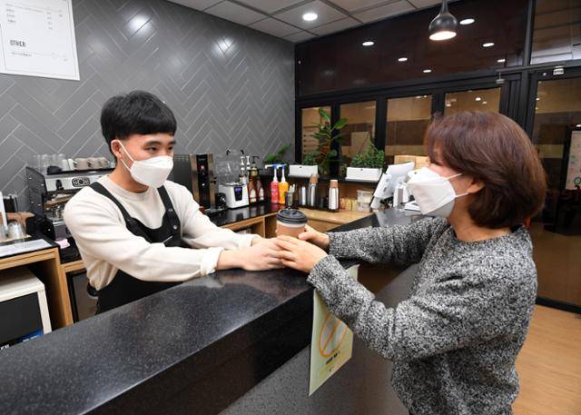 유씨가 직접 내린 커피를 어머니에게 건네고 있다. 여주=홍인기 기자