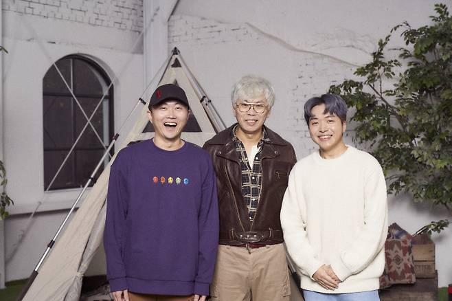 넷플릭스 <먹보와 털보>는 MBC의 김태호 PD(가운데)가 제작한 예능 프로그램이다. 왼쪽은 장우성 PD, 오른쪽은 이주원 PD. 넷플릭스 제공