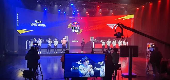수성대 e스포츠단 선수 ‘2021 LOL(League of Legends) 대학리그’ 최종 시리즈 결승전에 앞서 기념촬영을 하고 있다. (수성대 제공) 2021.12.20