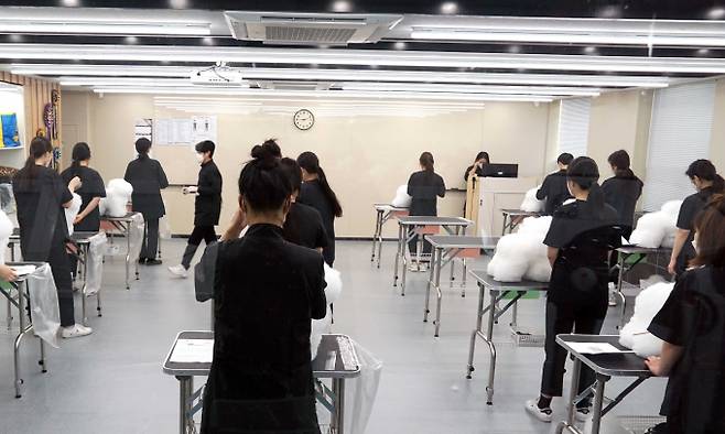 영진전문대 신설학과인 펫케어과의 ‘반려동물 미용실습실’이 ‘국가공인 반려견스타일리스트 자격 검정장’으로 지정됐다. 사진은 지난 19일 이 실습실에서 반려견스타일리스트 자격검정 시험을 준비 중인 모습. (영진전문대 제공) 2021.12.20