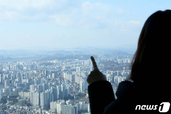 서울 남산타워에서 바라본 마포구 일대 아파트 단지. /사진제공=뉴스1