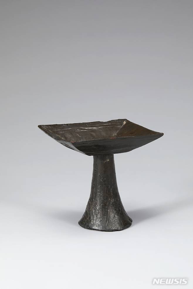 [서울=뉴시스] 칠 굽다리접시. (사진=국립중앙박물관 제공) 2021.12.20. photo@newsis.com *재판매 및 DB 금지
