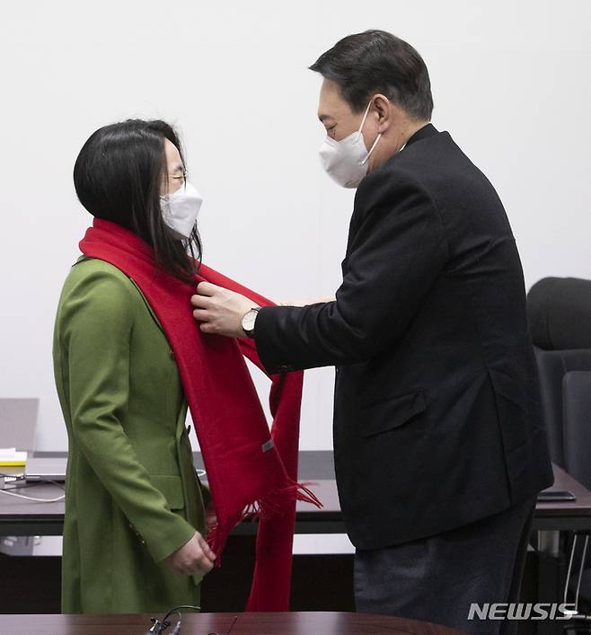 [서울=뉴시스] 국회사진기자단 = 윤석열 국민의힘 대선 후보가 20일 서울 여의도 새시대준비위원회 사무실에서 새시대준비위 수석부위원장으로 합류한 신지예 한국여성정치네트워크 대표 환영식을 하고 있다. 2021.12.20. photo@newsis.com