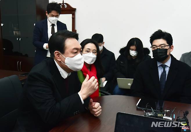 [서울=뉴시스] 국회사진기자단 = 윤석열 국민의힘 대선 후보가 20일 서울 여의도 새시대준비위원회 사무실에서 새시대준비위 수석부위원장으로 합류한 신지예 한국여성정치네트워크 대표 환영식을 하고 있다. 2021.12.20. photo@newsis.com