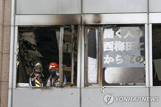 오사카 상가 화재 진화하는 日 소방대원…"27명 심폐 정지" (오사카 교도=연합뉴스) 17일 일본 서부 오사카 번화가의 8층 상가 건물에서 발생한 화재 현장에 소방대원들이 출동해 진화작업을 벌이고 있다. 교도통신과 NHK 등 현지 언론은 방화로 추정되는 이 불로 27명이 심폐 정지 상태라고 전했다. 2021.12.17 sungok@yna.co.kr