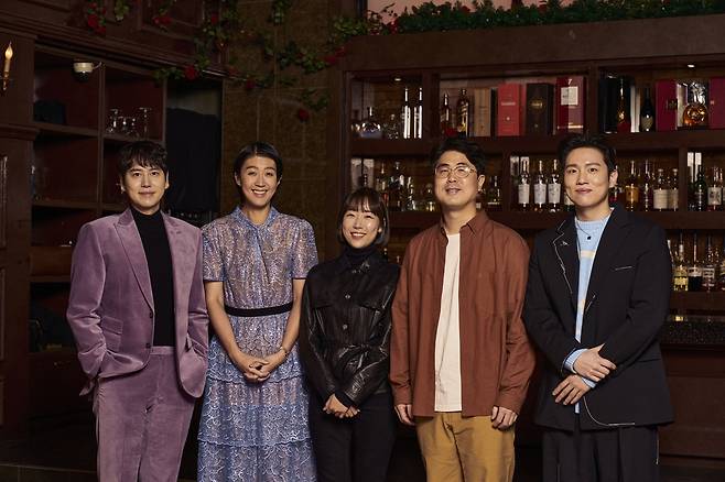 넷플릭스 오리지널 예능 '솔로지옥' 출연진 및 제작진 (왼쪽부터) 규현, 홍진경, 김나현 PD, 김재현 PD, 한해. [넷플릭스 제공. 재판매 및 DB 금지]