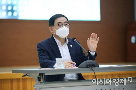 허성무 창원시장이 ‘창원형 시내버스 준공영제 시행’을 앞두고 간담회 모습.