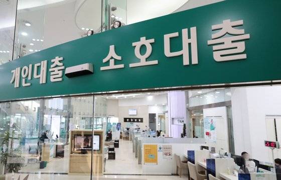 내년 1월부터 강화되는 차주별 총부채원리금상황비율(DSR) 규제 영향권에 약 600만명이 포함될 것으로 전망된다. 21일 국회 정무위 소속 강민국 국민의힘 의원이 금융위로부터 제출받은 자료에 따르면, 내년 차주별 DSR 규제에 해당하는 대출자는 593만명으로 조사됐다. 뉴스1