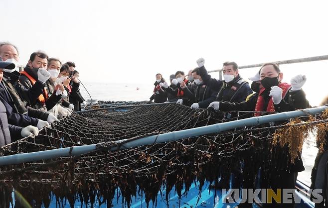 김동일 보령시장이 김 양식장을 방문, 어업인들과 소통하고 격려했다.