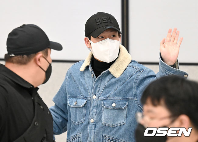 Idol group Monsta X (MONSTA X) arrived at Incheon International Airport on the afternoon of the 21st after completing the promotion in the United States.Monsta X The main contribution greets fans as they leave the arrivals hall. 2021.12.21