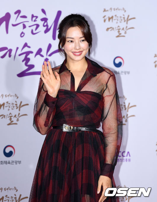Actor Lee Ha-nui has announced a surprise marriage: celebrations continue with interest in his non-entertainer Husband in the announcement of the marriage, which he does not even know.Lee Ha-nui told her agency on Monday that she had marriage today.We have promised that Lee Ha-nui Actor, who has met a precious relationship, will be a lifelong partner based on trust and affection for each other, the agency said.Lee Ha-nuis Husband is a non-entertainer and reportedly met earlier this year with an introduction from an acquaintance.The two people attracted a special interest in marriage in less than a year of dating.The agency declined to speak about Lee Ha-nuis Husband.Since the other party is a non-entertainer, I would like to ask you to understand that there is no damage caused by disclosure of personal information or excessive interest, the agency said.However, there is a report on Evie Husbands job and age.One media reported that Lee Ha-nuis Husband is older than Lee Ha-nui and a fun Korean; there is no official confirmation of this.In addition, information on residences after marriage is also thoroughly piled up in veils.Lee Ha-nui had his best year of 2021.The SBS drama Wonder Woman, which plays Main actor, has become the most likely acting candidate at the end of the year with a huge box office success, not only having the best career as an actor, but also enjoying the double slope of marriage.Lee Ha-nui, who started his career in the entertainment industry in Miss Korea in 2006, made his debut as an actor and led numerous works to box office.He appeared in the dramas such as Partner, Pasta, Indomitable Daughter-in-law, Shark, Modern Farmer, Shining or Crazy, Uncle Come Back, Reverse: The Thieves Who Stealed the People, The Hot Blood Priest, Wonder Woman, and movies such as The Manipulated City, Extreme Job, and Black Money.As many fans have been loved as Actor for a long time, many fans are also celebrating and praising his marriage.Lee Ha-nui, who marriages in the celebration of fans, will show steady work after marriage.Lee Ha-nui, who opened the second act of life,