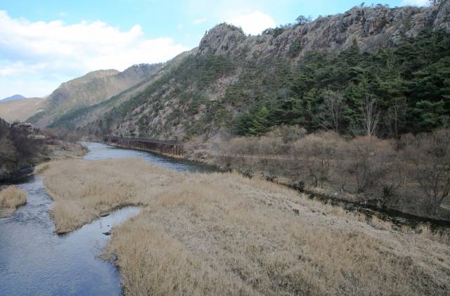 석천과 초강천이 만나는 월류봉 건너편은 월류봉 둘레길의 출발지이자 도착지다.