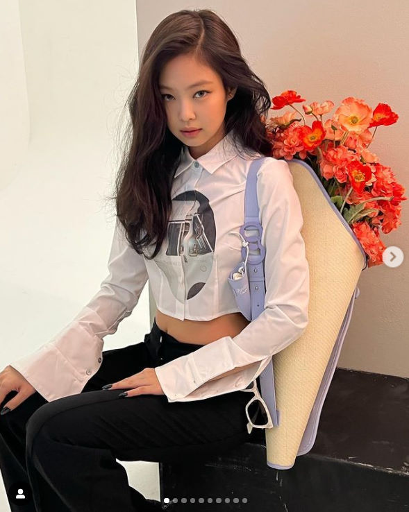 Seoul:) = BLACKPINK Jenny Kim showed off her Hwasa beautyJenny Kim posted several photos as if it were taken during a photo shoot on Tuesday.In the photo, Jenny Kim posed in a uniquely shaped bag full of red flowers, with a white shirt that also shows off her eye-popping beauty.Meanwhile, Lisa of group BLACKPINK, which Jenny Kim belongs to, was confirmed to have been confirmed COVID-19 on the 24th of last month and was cured on the 4th.Lisas COVID-19 confirmation has also minimized activities by classifying other members JiSoo, Rosé and Jenny Kim as active observers who do not need isolation for a while.