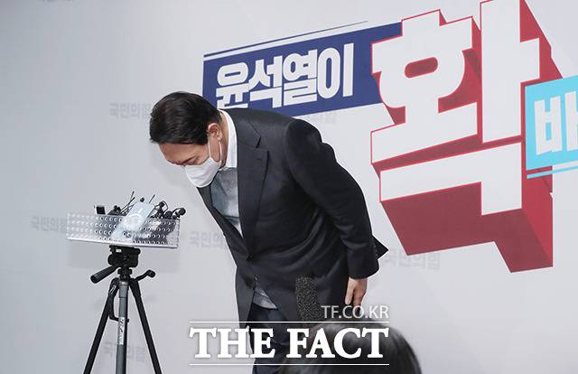국민의힘 윤석열 대선 후보가 17일 서울 여의도 당사에서 배우자 김건희씨를 둘러싼 각종 논란과 관련해 사과하고 있다. /이선화 기자