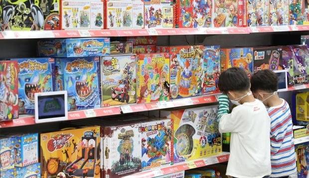 서울의 한 대형마트에서 어린이들이 장난감을 고르고 있다. /연합뉴스