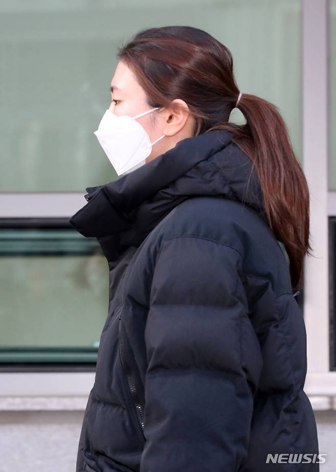 [서울=뉴시스] 고범준 기자 = 쇼트트랙 국가대표 심석희가 21일 오후 서울 송파구 대한빙상경기연맹 회의실에서 열린 스포츠공정위원회(상벌위원회)를 마치고 준비된 차량으로 이동하고 있다. 2021.12.21. bjko@newsis.com