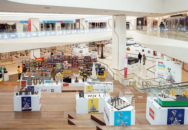 21일 서울 스타필드 코엑스몰 지하 1층 라이브 플라자에 마련된 ‘브릭코리아 컨벤션 2021’ 현장에서 방문객들이 레고로 만든 작품을 관람하고 있다. 국내 최대 레고 창작전시회인 이 행사는 2022년 1월 9일까지 기발한 상상력과 예술성이 가미된 레고 작품 약 500점을 선보인다. 듀플로, 시티, 프렌즈 등 인기 레고 제품을 최대 40% 할인하는 팝업스토어도 함께 운영된다. 레고코리아 제공