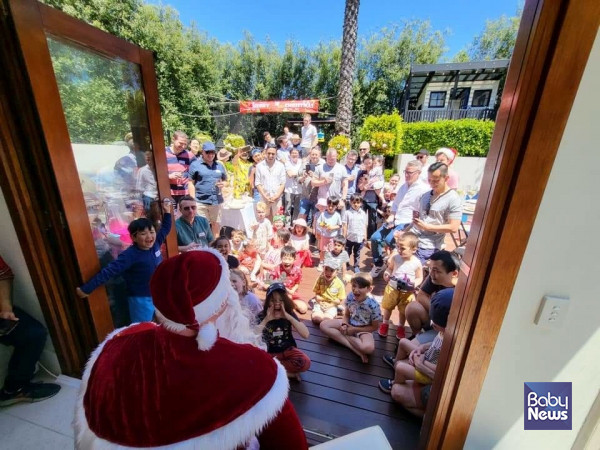 게이 아빠 모임에서 열린 크리스마스 파티 모습. 그는 아이가 다양한 가족의 형태를 자연스럽게 이해할 수 있도록 여러가지로 노력하고 있다. ⓒ비렐