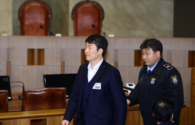 이석기 전 통합진보당 의원이 2015년 1월22일 서울 서초동 대법원에서 열린 ‘내란음모’ 사건에 대한 상고심 선고공판에 참석해 피고인석으로 걸어가고 있다. <한겨레> 자료사진