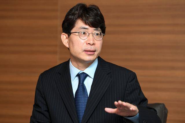 김종영 경희대 교수는 21일 한국일보 본사에서 기자를 만나 "한국은 여전히 대학을 학벌을 주는 지위권력으로만 본다"며 "대학을 새로운 사회와 경제를 만드는 창조권력으로 보고 육성해야 한다"고 말했다. 한지은 인턴기자