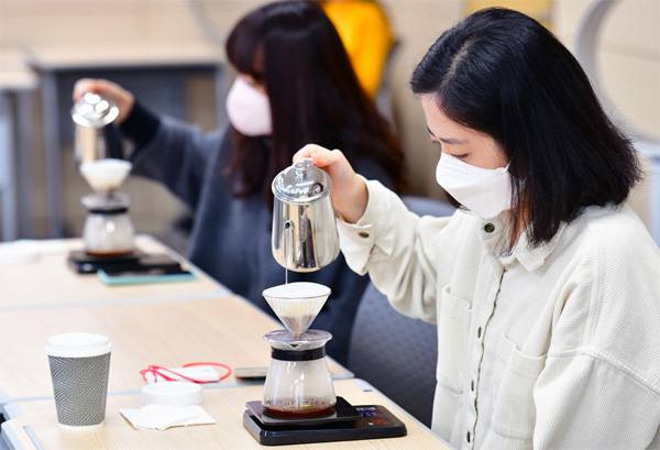 한국암웨이 직원들이 자발적으로 꾸리는 `컬처랩`의 커피 바리스타 사내 교육 장면.