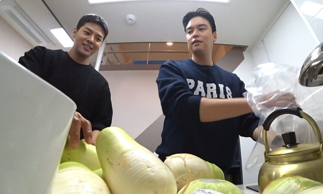 Actor Lee Jang-woo challenges Kim Jang-ji for the best friend of the band.MBCs I Live Alone (director Huh Hang Kim Ji-woo), which will be broadcast on December 24, will reveal Lee Jang-woo, who transformed into Kim Jang Santa.Lee Jang-woo goes to the traditional market and buys kimchi ingredients.Lee Jang-woo, like the Prince of Weekend Drama, boasted of the enthusiasm that reminded him of fan meetings by sweeping traditional markets.Then, each of them is carefully examined and the materials purchased are revealed to reveal the aspiration of I will soak the mixed paper.Lee Jang-woo steals his gaze because he is flexing in the wrong place where he does not wash his eyes and search for kimchi ingredients.The place that opened Lee Jang-woos wallet to the full is nothing but powder.Lee Jang-woo puts down the face of Prince of the Flour on the new world of the powder unfolded in front of him and goes on storm shopping and laughs.Lee Jang-woo arrives in the unidentified The Trace room with a beautiful kimchi material and raises curiosity.Lee Jang-woo, who has been working with the drama and has become a close friend of the age difference, said, I wanted to give Kim Jang to my friend.The age difference between Lee Jang-woo and the hard one is as much as 12 years old, and the tiger belt is the same as the same.Two people who are full of people choose Kim Jang as a solo Christmas breakthrough, and expect a day when laughter does not stop.However, the difficult place of The Trace room is not enough to make kimchi, and it is expected to be difficult from the beginning.Lee Jang-woo is confident that he has prepared a narrow The Trace room customized kimchi, but it is a one thing to send doubtful eyes.