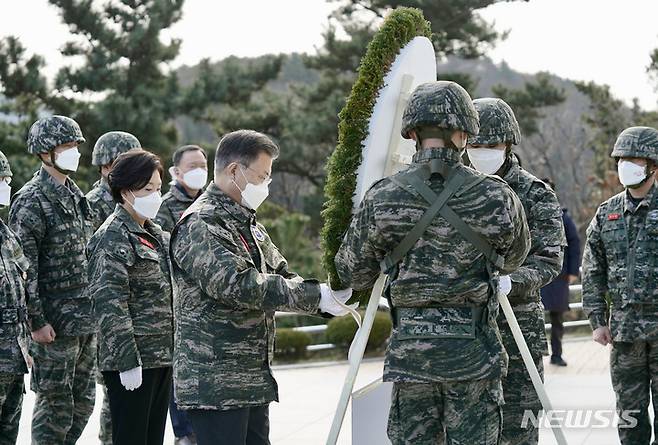 [서울=뉴시스] 문재인 대통령과 김정숙 여사가 23일 오전 서해 백령도를 방문, 천안함 46용사 위령탑에 참배하고 있다. (사진=청와대 제공) 2021.12.23. photo@newsis.com