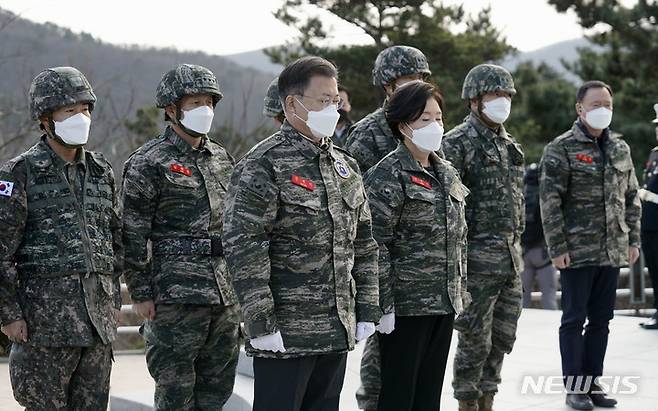 [서울=뉴시스] 문재인 대통령과 김정숙 여사가 23일 오전 서해 백령도를 방문, 천안함 46용사 위령탑에 참배하고 있다. (사진=청와대 제공) 2021.12.23. photo@newsis.com