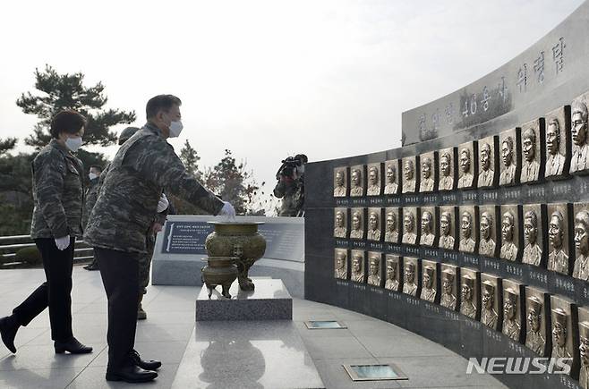 [서울=뉴시스] 문재인 대통령과 김정숙 여사가 23일 오전 서해 백령도를 방문, 천안함 46용사 위령탑에 참배하고 있다. (사진=청와대 제공) 2021.12.23. photo@newsis.com