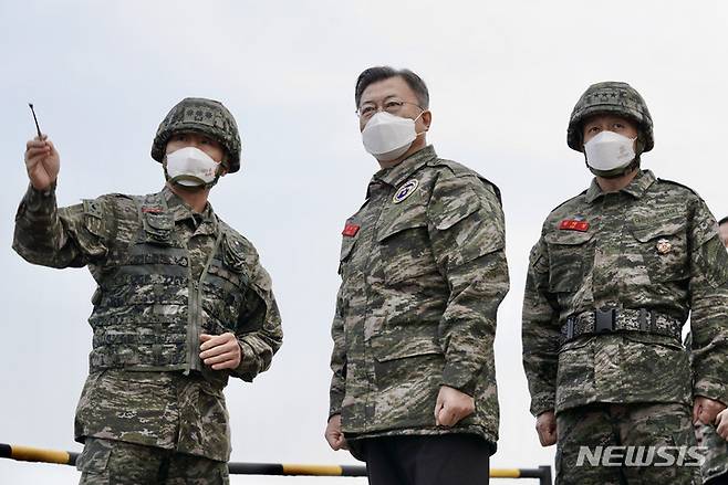 [서울=뉴시스] 문재인 대통령이 23일 오전 서해 백령도 해병대를 방문해 전방관측소(OP)에서 현황 보고를 받고 있다. (사진=청와대 제공) 2021.12.23. photo@newsis.com