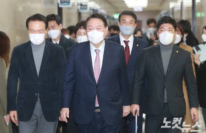 윤석열 국민의힘 대선후보가 21일 오전 서울 여의도 국회에서 열린 코로나19 극복을 위한 비상대책회의에 참석하고 있다. 황진환 기자
