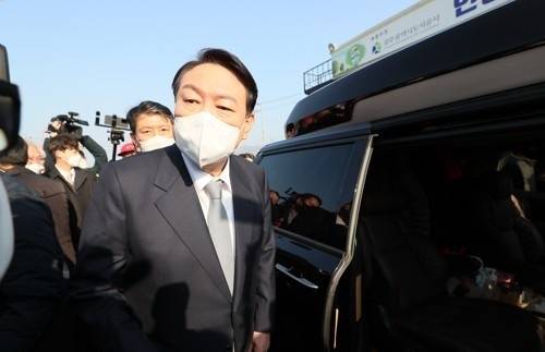 23일 광주 북구 인공지능(AI) 중심 산업융합 집적단지 내 AI 데이터센터 건립 예정지를 방문한 윤석열 국민의힘 대선후보. 연합뉴스