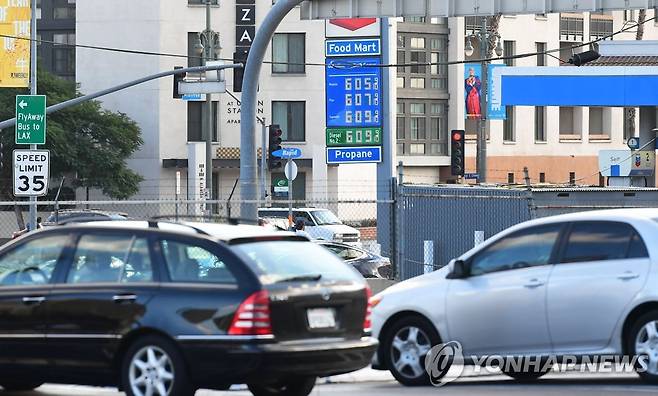 미국 로스앤젤레스의 한 주유소 앞을 지나는 차량 [AFP 연합뉴스 자료사진. 재판매 및 DB 금지]