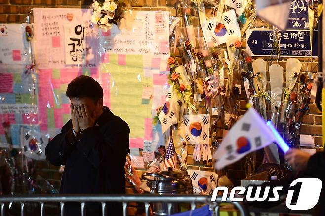 박근혜 전 대통령이 구속된 31일 새벽 서울 강남구 삼성동 박 전 대통령 자택 앞에서 지지자들이 눈물을 흘리고 있다. 2017.3.31/뉴스1 © News1 신웅수 기자