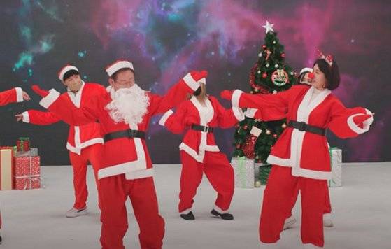 이재명 더불어민주당 대선후보와 부인 김혜경씨가 산타복장을 입고 캐럴에 맞춰 '댄스배틀'을 펼치고 있다. [이 후보 유튜브 캡처]