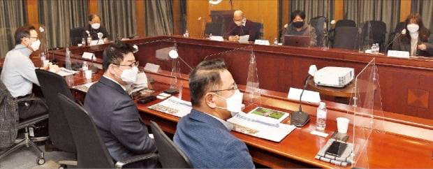 한국경제신문 제1기 독자위원회 첫 회의가 23일 서울 청파로 한국경제신문사 17층 영상회의실에서 열렸다. 왼쪽부터 시계방향으로 손성규 위원, 박병원 위원장, 박종민·박태훈·임성은·오세천·임형주 위원. /김범준  기자