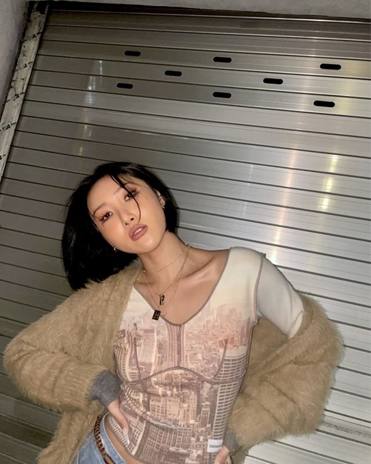Group MAMAMOO member Hwasa showed off her deadly charmHwasa posted several photos on her Instagram account on Monday without any special comments.The photo showed Hwasa, who transformed into a new hairstyle, and Hwasa boasted a more chic visual with short-cut hair.The entertainment industrys leading fashion icon, hip styling, also draws attention: Hwasa showed off her healthful body line by matching torn jeans with a crop top with a unique printing.Sexy visuals catch the eye without overexposure: Hwasa added a girl crush charm by wearing beige per cardigans and high heels.Meanwhile, Hwasa released her single album Guilty Pleasure on the 24th of last month.