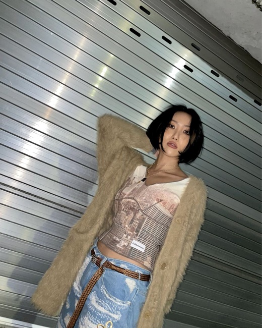 Group MAMAMOO member Hwasa showed off her deadly charmHwasa posted several photos on her Instagram account on Monday without any special comments.The photo showed Hwasa, who transformed into a new hairstyle, and Hwasa boasted a more chic visual with short-cut hair.The entertainment industrys leading fashion icon, hip styling, also draws attention: Hwasa showed off her healthful body line by matching torn jeans with a crop top with a unique printing.Sexy visuals catch the eye without overexposure: Hwasa added a girl crush charm by wearing beige per cardigans and high heels.Meanwhile, Hwasa released her single album Guilty Pleasure on the 24th of last month.