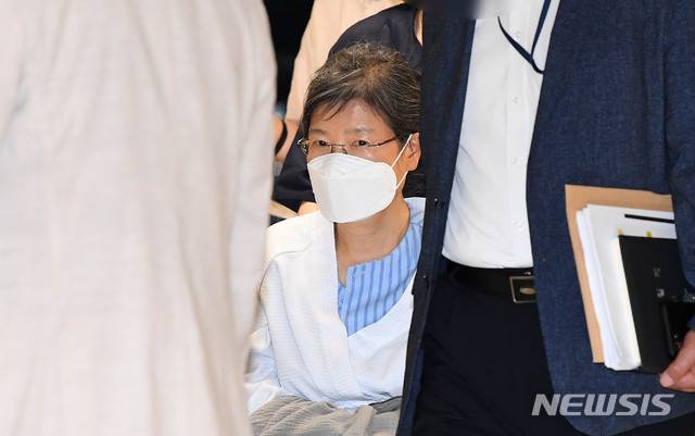 [서울=뉴시스] 김선웅 기자 = 박근혜 전 대통령이 지난 7월20일 오후 서울 서초구 서울성모병원으로 입원하고 있다. (공동취재사진) 2021.07.20. photo@newsis.com