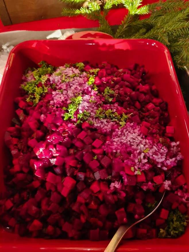 빨간 순무로 만든 '로솔리 샐러드(깍뚝 순무 샐러드)'가 그나마 빛깔을 내고 있었다.