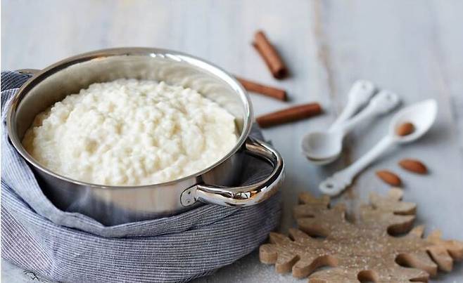 크리스마스에 먹는 핀란드 음식. '리시푸로'는 쌀과 우유에 계피, 시나몬, 설탕, 등을 넣어 끓인 달달한 쌀죽이다. 쌀죽 속에 통아몬드를 숨겨 놓기도 하는데 아몬드를 먹는 사람에게는 다음 해에 행운이 온다고 한다.