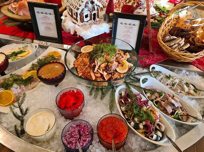 절인 청어와 훈제 연어. 그리고 다양한 해산물들.